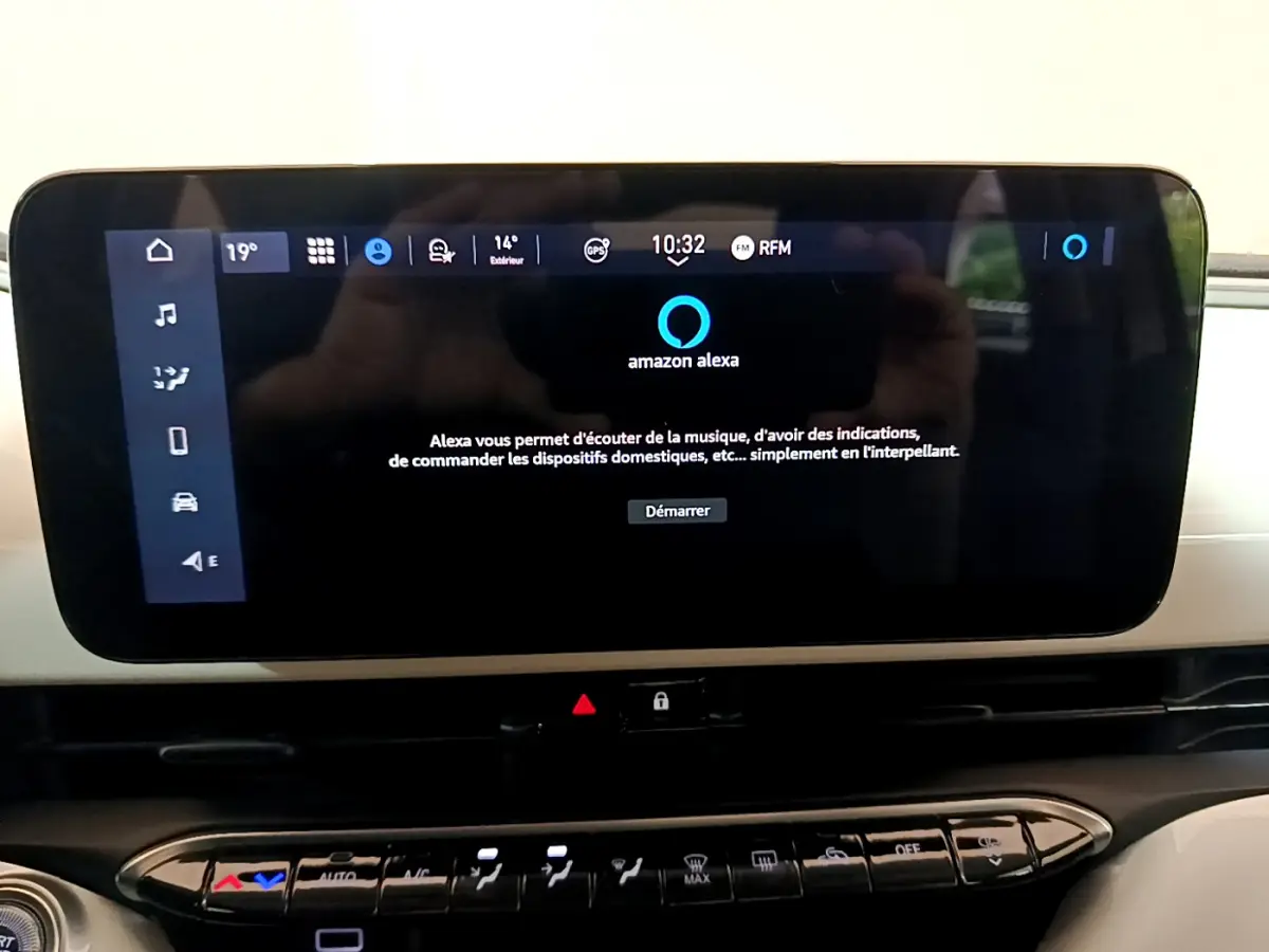 Écran tactile central de la FIAT 500 blanche 42kWh Icône 2022 affichant Amazon Alexa sur tableau de bord.