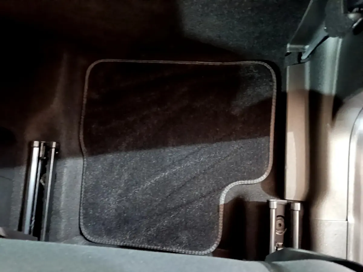 Tapis de sol noir vu en plongée dans l'habitacle de la Fiat 500 électrique blanche version 42kWh Icône 2022.