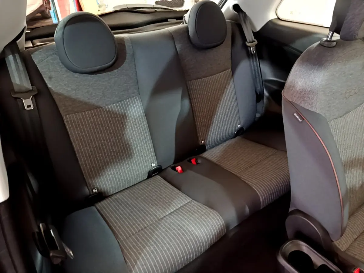 Vue intérieure de la banquette arrière grise et noire de la Fiat 500 42kWh Icône 2022 avec appuie-têtes ronds.