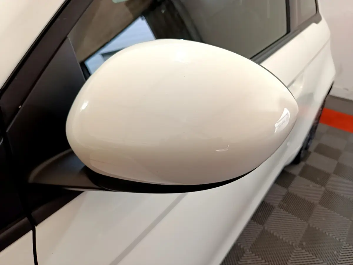 Rétroviseur blanc côté gauche en gros plan sur FIAT 500 électrique blanche version 42kWh Icône 2022.
