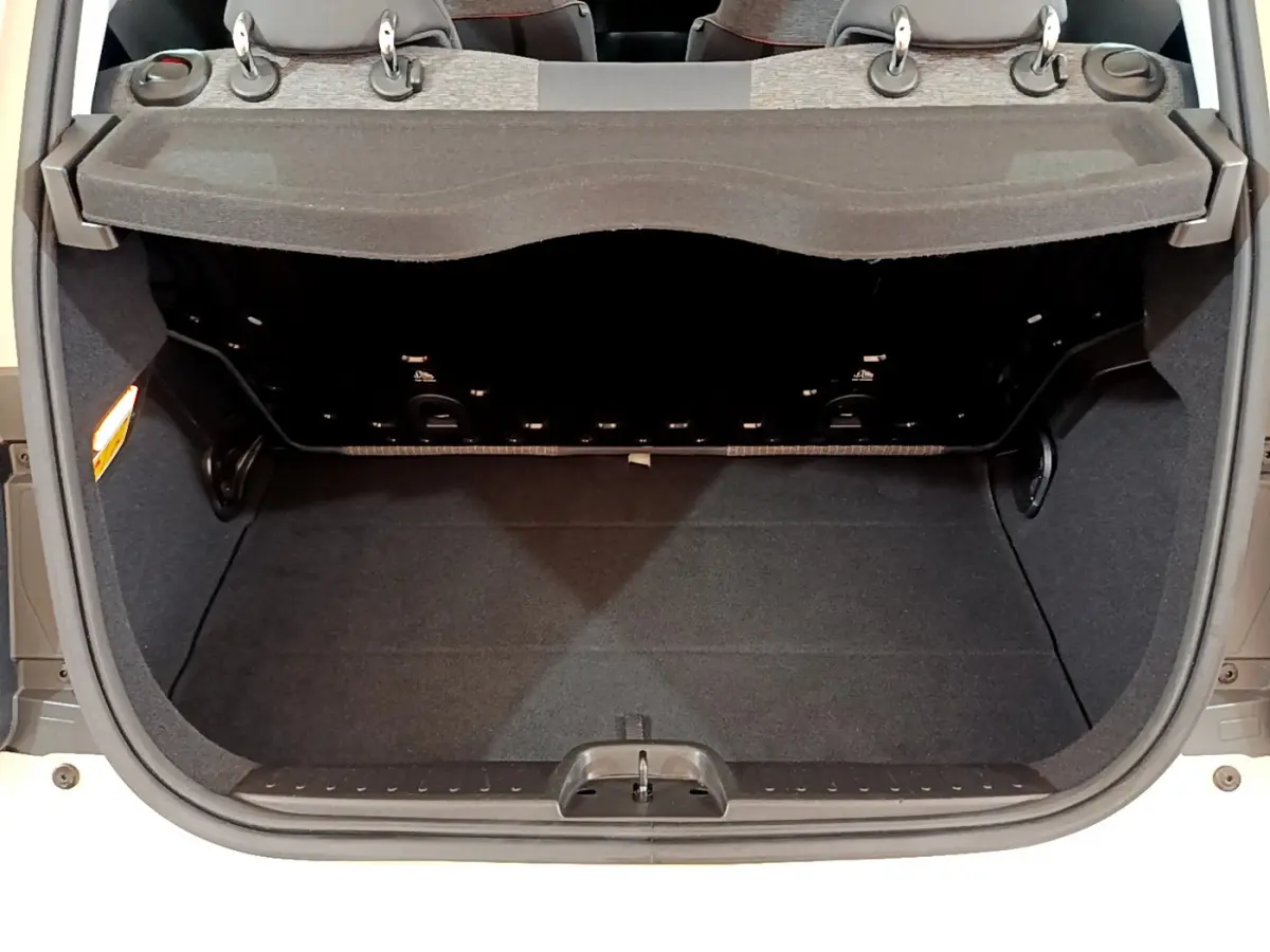 Coffre ouvert vu de l'arrière d'une FIAT 500 blanche électrique 42kWh Icône, montrant l'espace de chargement vide.