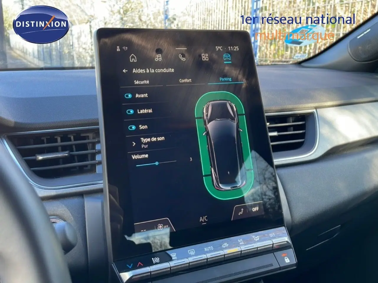 Vue intérieure centrée sur l'écran tactile vertical du tableau de bord du Renault Captur 2025, avec affichage des aides à la conduite.