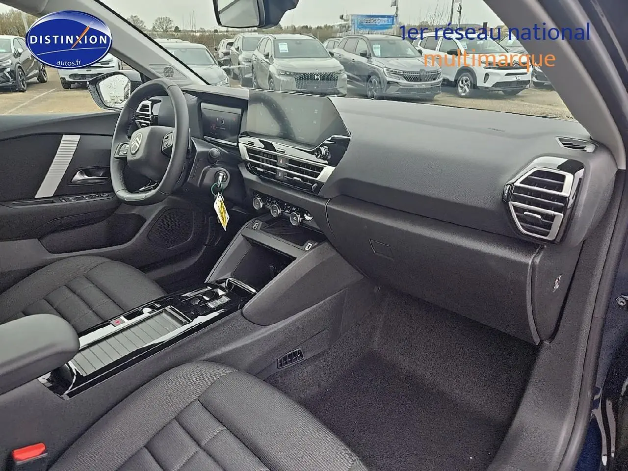 Vue intérieure côté passager de la Citroën C4 1.2 hybride 145 plus bleu eclipse, avec tableau de bord et console centrale noire.