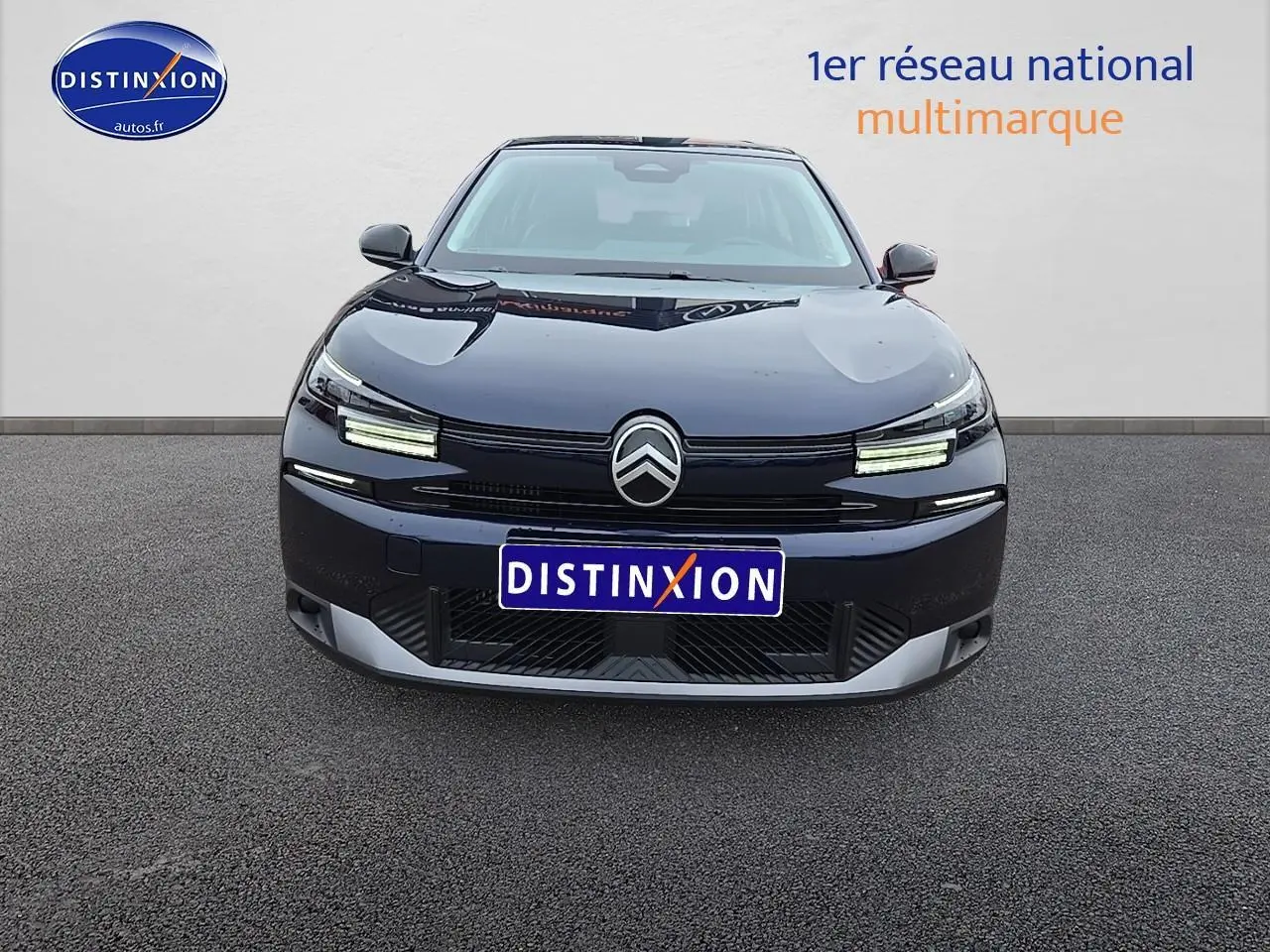 Vue avant d'une Citroën C4 1.2 hybride 145 plus bleu eclipse avec feux LED et calandre noire brillante.