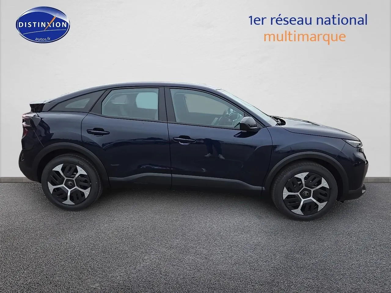 Profil droit d'une Citroën C4 1.2 hybride 145 plus bleu eclipse avec jantes 18 pouces et coques de rétroviseurs noires.