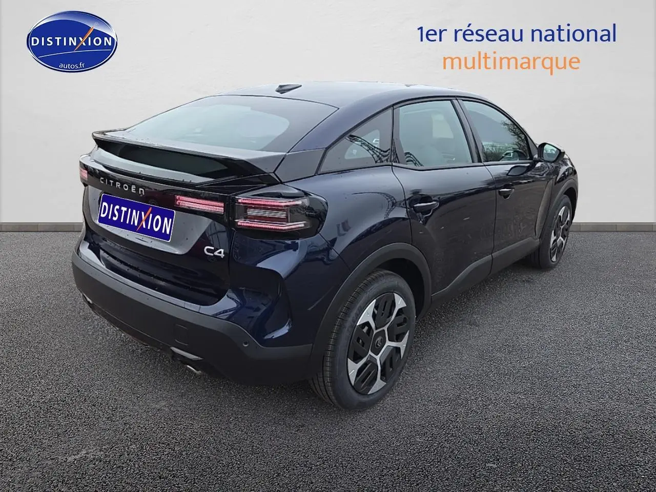 Vue 3/4 arrière droite d'une Citroën C4 bleu éclipse avec feux LED et jantes 18 pouces Aerotech.