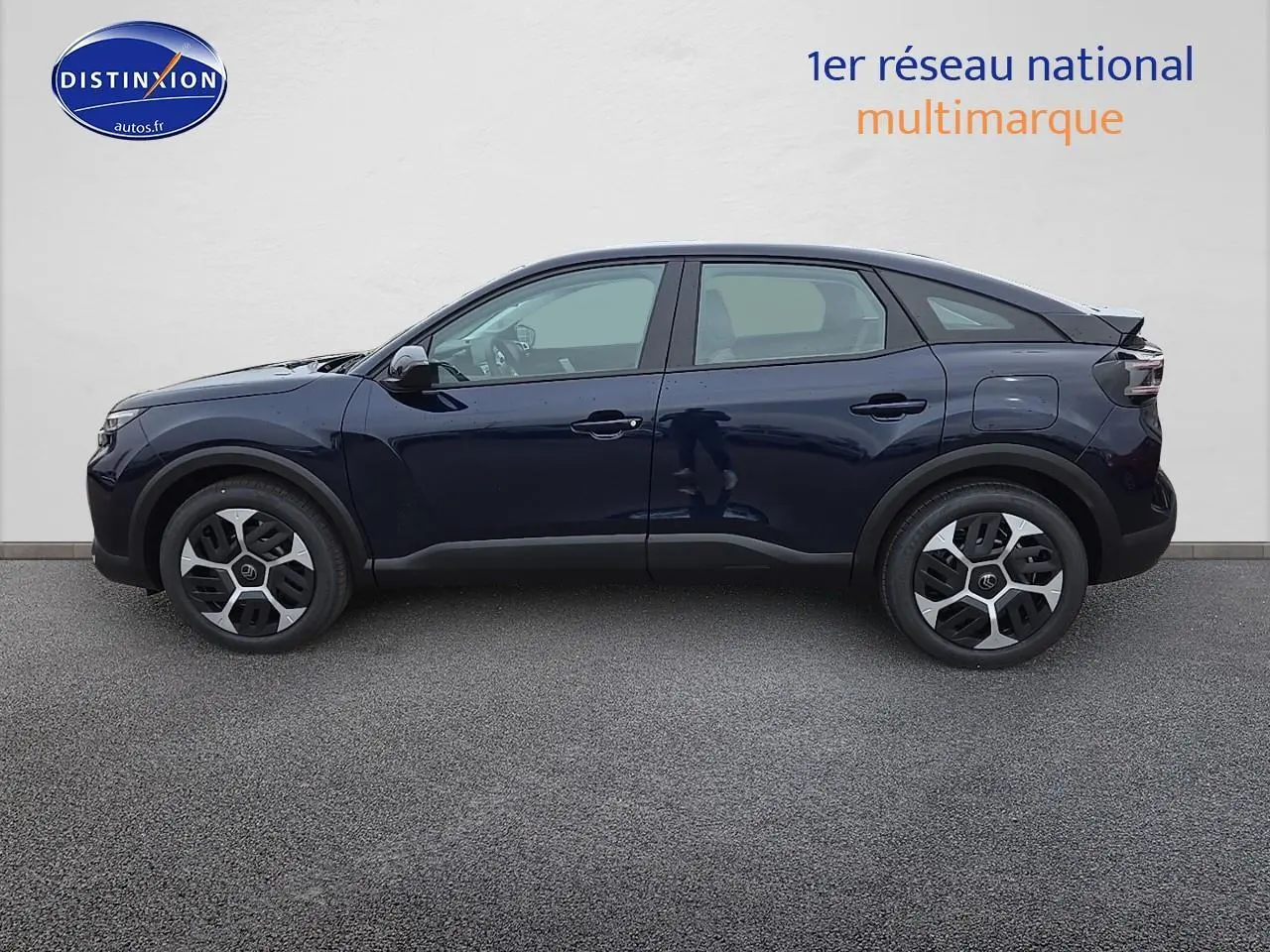 Profil droit de la Citroën C4 1.2 hybride 145 plus bleu eclipse avec jantes 18 pouces et coques de rétroviseurs noir brillant.