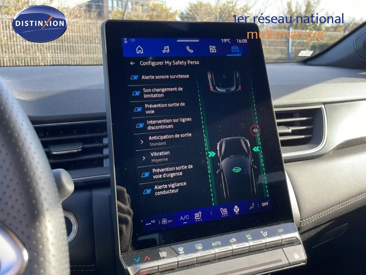 Vue intérieure centrée sur l'écran tactile du tableau de bord du Renault Symbioz gris, affichant les options d'aide à la conduite.