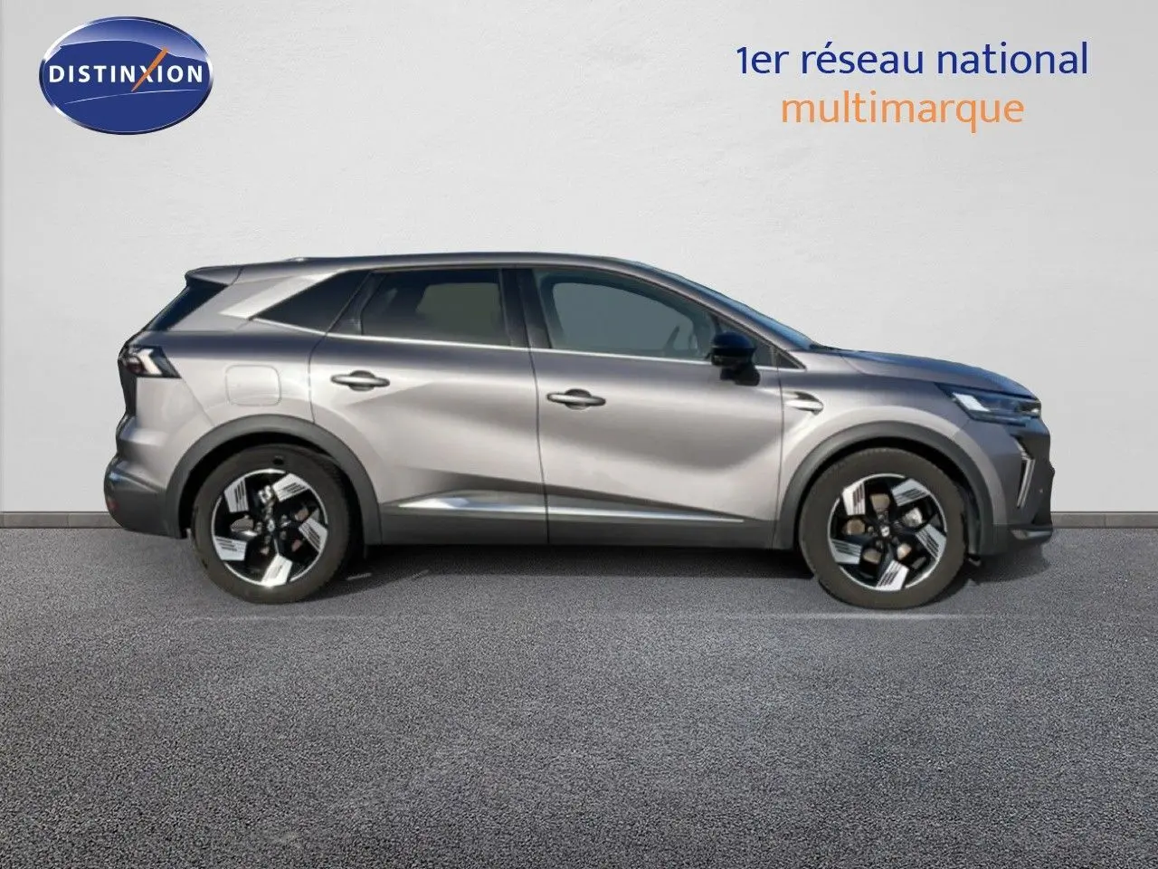Renault Symbioz gris cassiopée métal vu de profil côté gauche, soulignant ses lignes modernes et ses jantes stylisées.