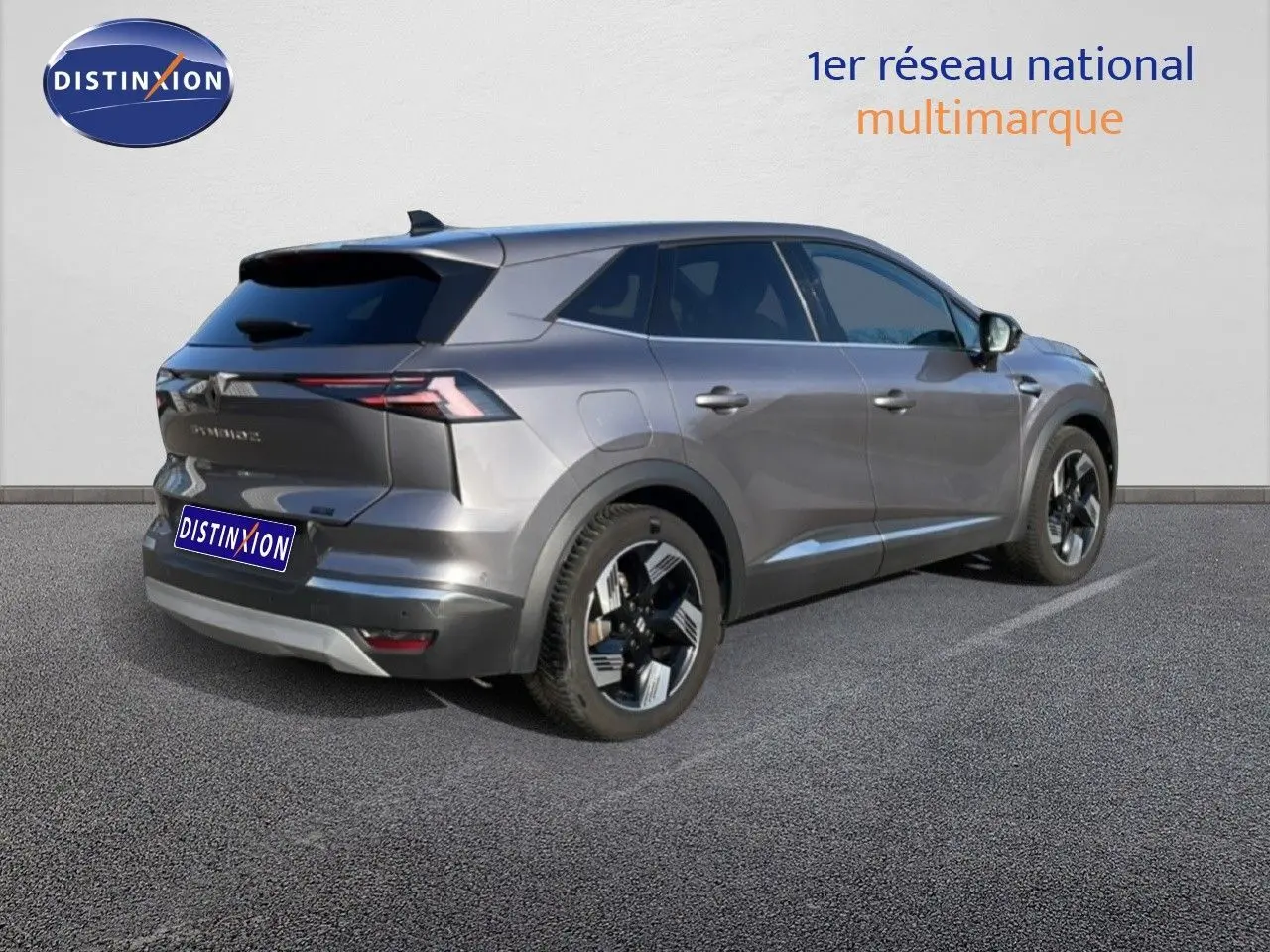 Vue 3/4 arrière droite du Renault Symbioz gris cassiopée métallisé avec jantes noires et feux arrière LED distinctifs.