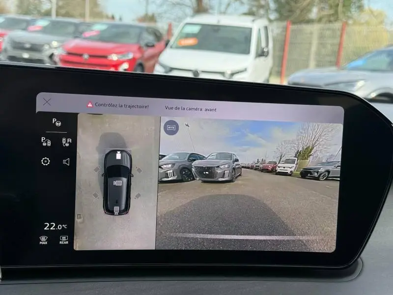 Vue écran caméra avant et vue aérienne du tableau de bord d’un Audi Q3 noir Mythique métallisé, année 2026.