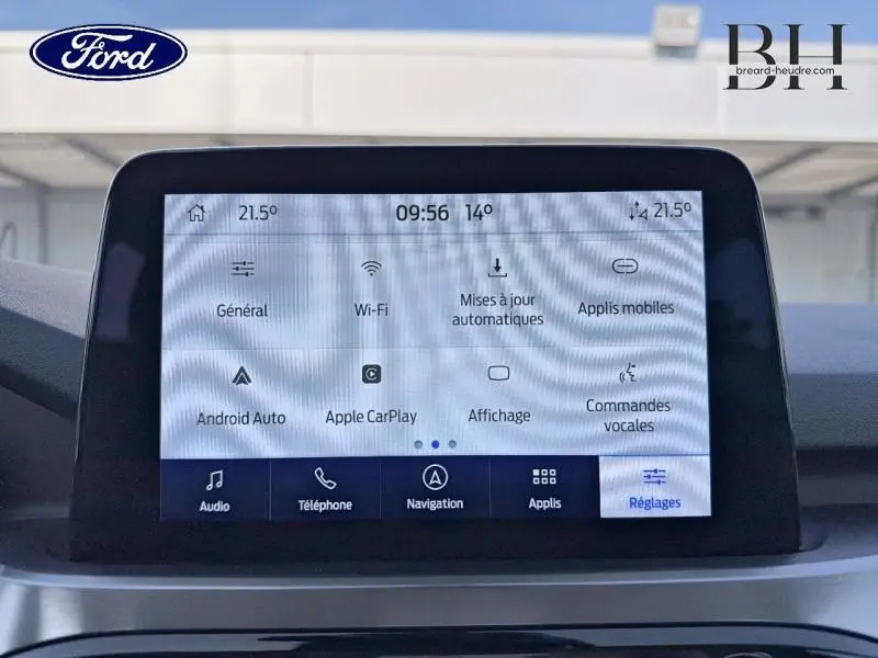 Écran tactile central du Ford Kuga 2023 affichant les réglages connectivité et applications, intérieur noir.