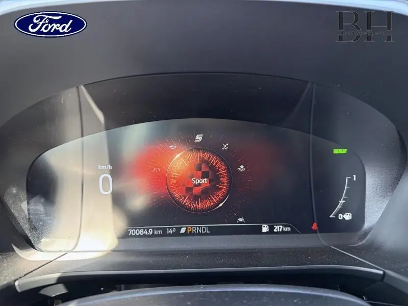 Tableau de bord numérique du Ford Kuga 2023 affichant le mode Sport, la vitesse à 0 km/h et l'autonomie restante.