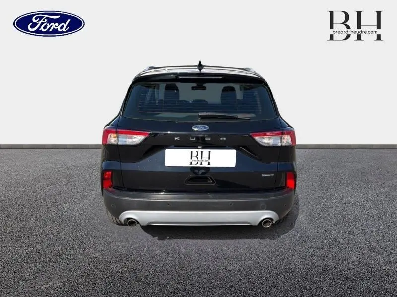 Vue arrière d'un Ford Kuga 2023 noir Agate Métallisée avec double sortie d'échappement et feux arrière LED.