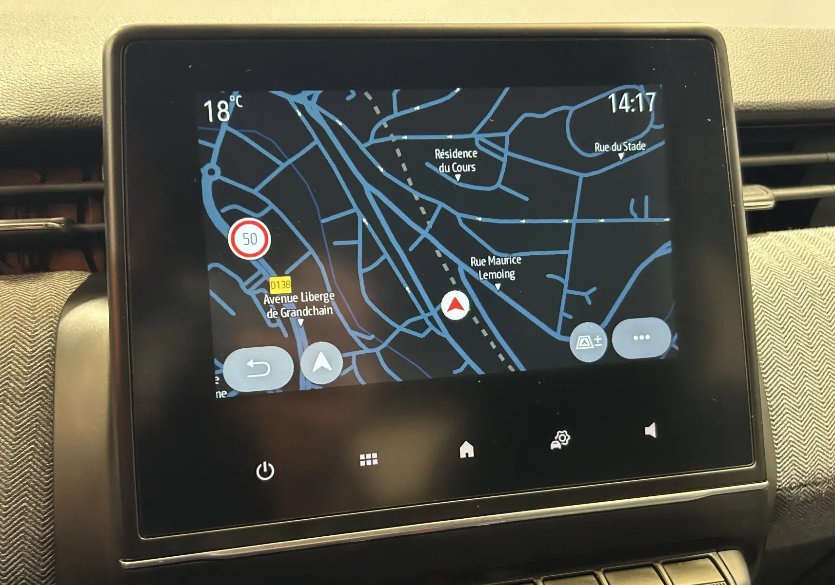 Écran tactile du GPS intégré dans le tableau de bord d’une Renault Clio V, affichant une carte routière.