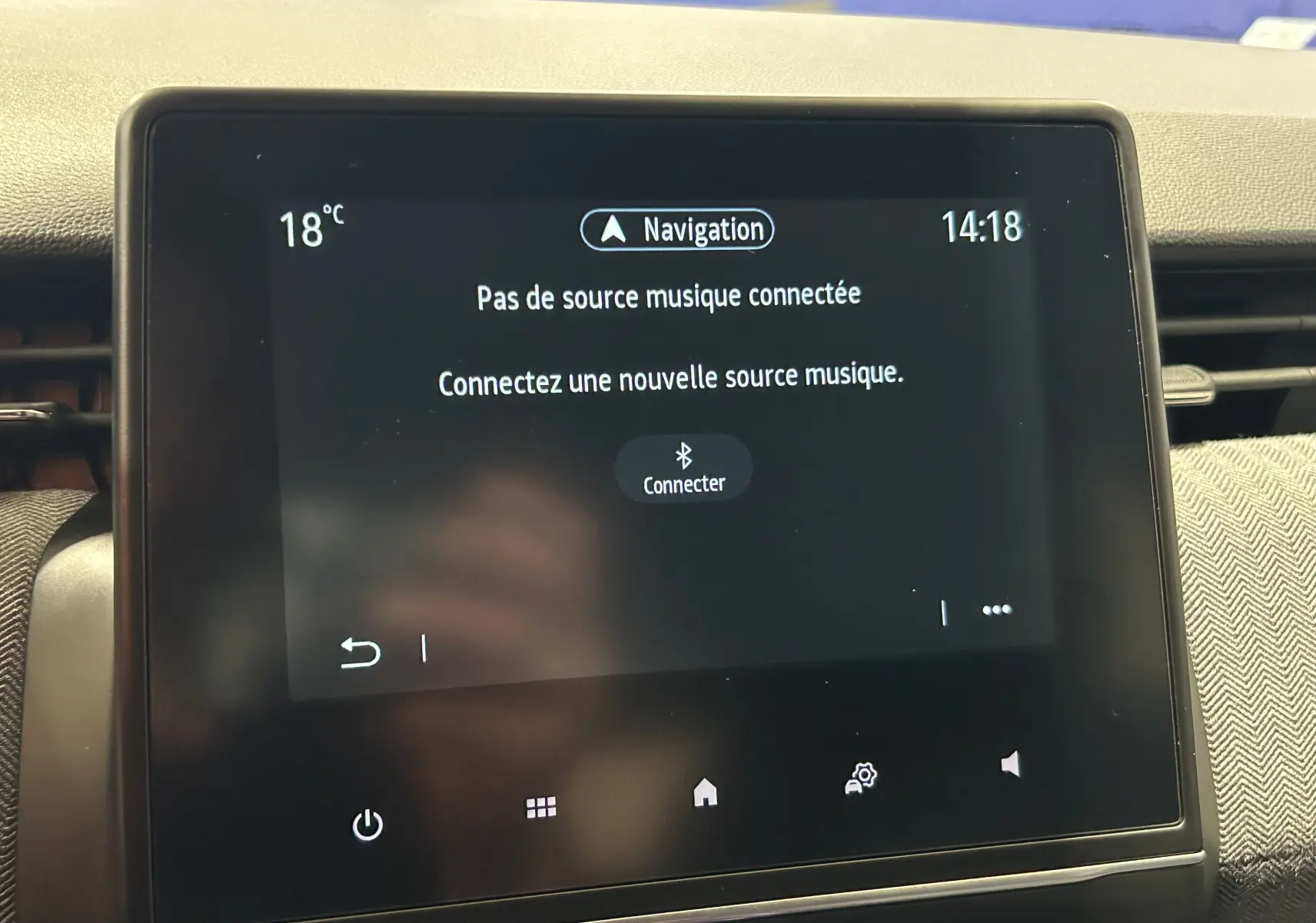 Écran tactile central de la Renault Clio V bleu Iron Metal affichant le menu de connexion musicale Bluetooth.