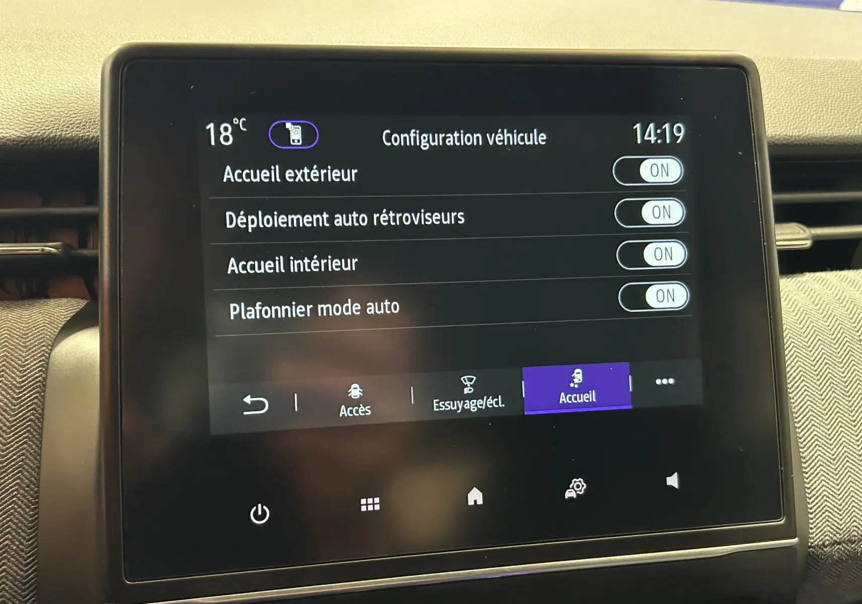 Écran tactile central de la Renault Clio V affichant les réglages de configuration véhicule en mode accueil.