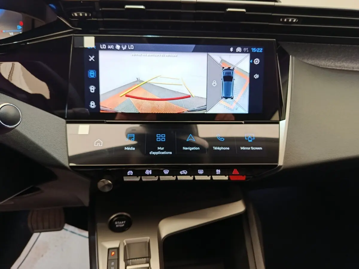 Vue rapprochée de l’écran tactile central affichant la caméra de recul dans l’habitacle gris foncé d’une Peugeot 308 2026.