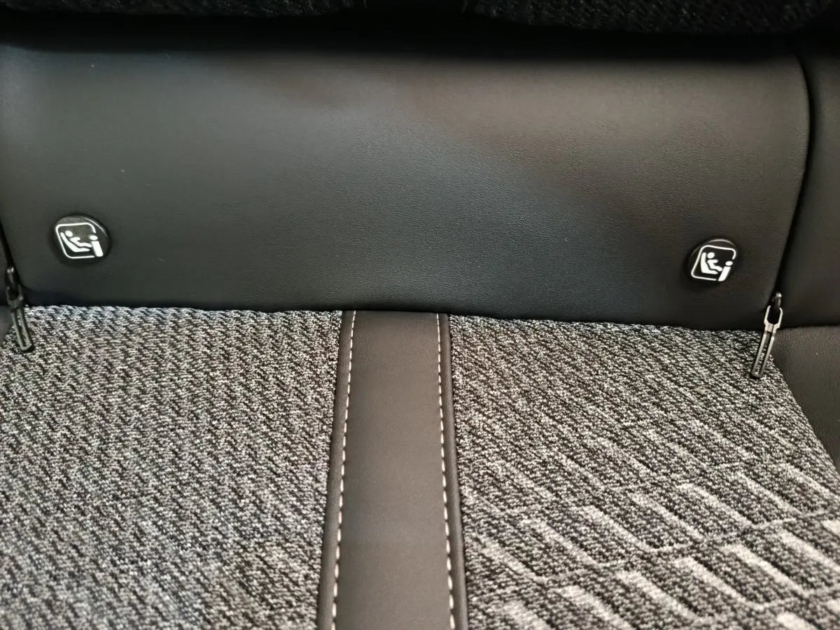 Détail de la banquette arrière avec tissu gris et cuir noir, montrant les attaches Isofix du Peugeot 308 2026.