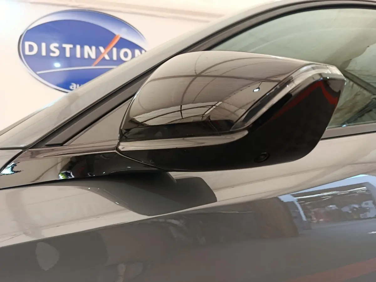 Rétroviseur droit gris foncé brillant de la Peugeot 308 BlueHDi 130 CH EAT8 ALLURE avec clignotant intégré.