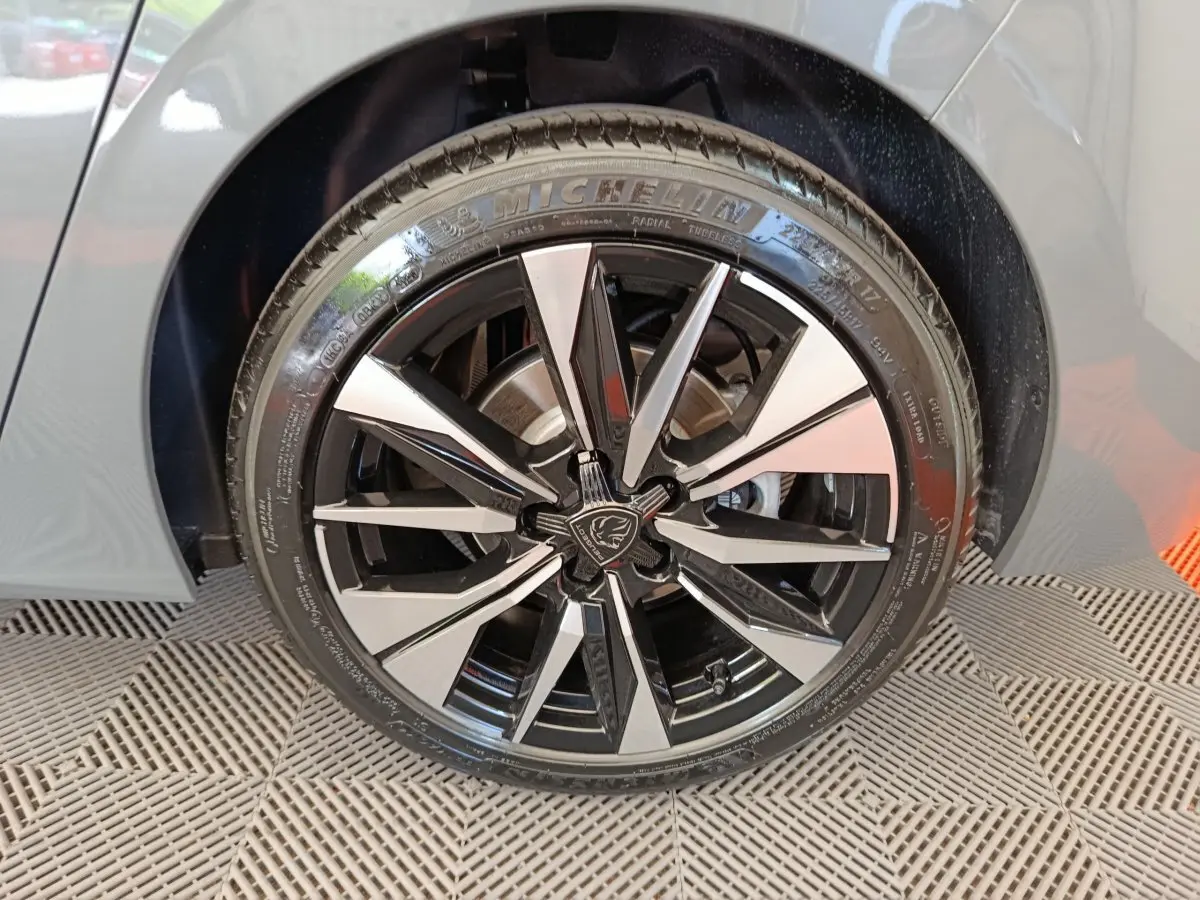 Gros plan sur la roue avant droite gris foncé d’une Peugeot 308 2026 avec jante alliage noire et argentée.