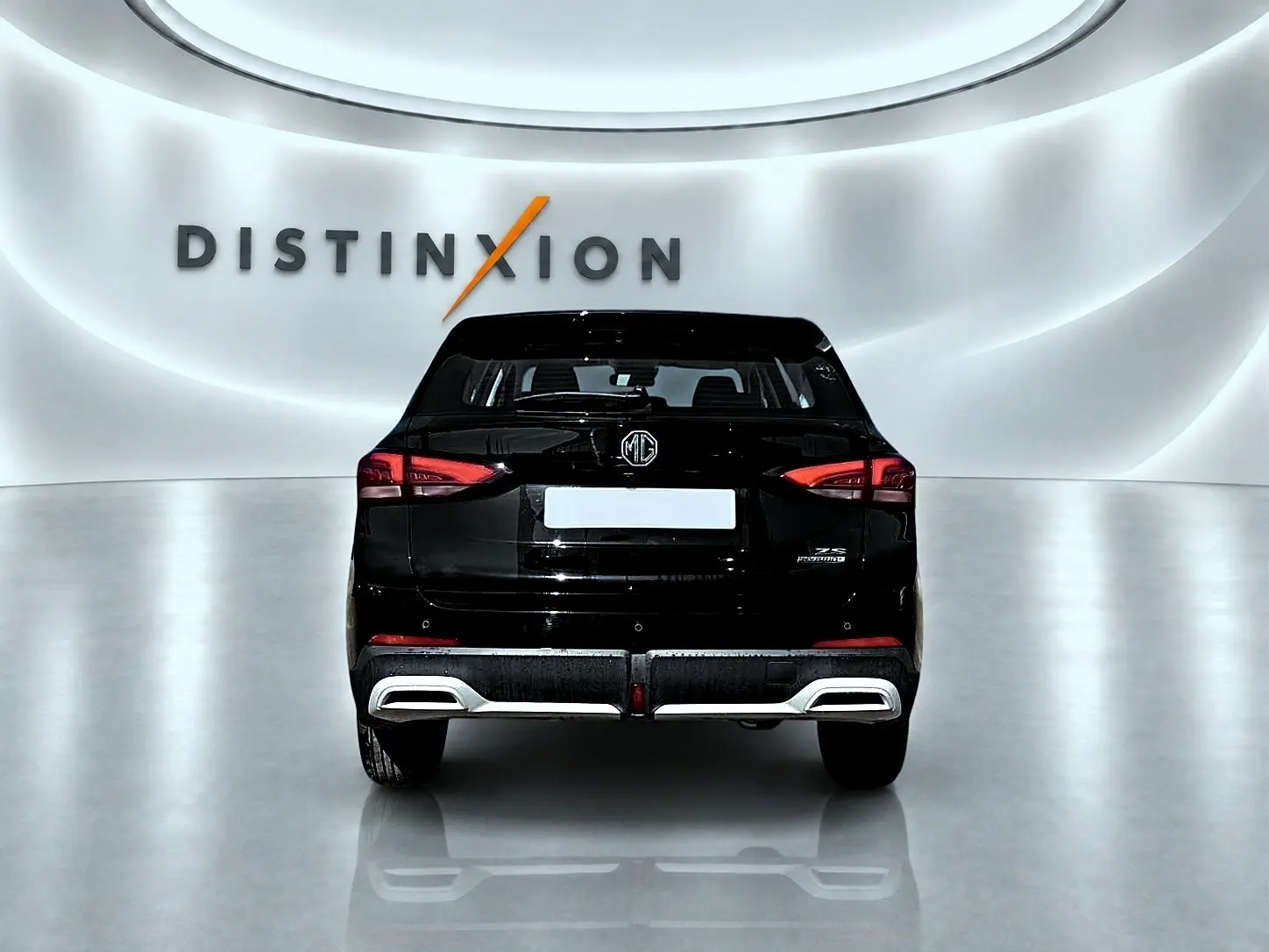 Vue arrière du SUV MG ZS hybride noir 2026 avec feux LED et double sortie d'échappement chromée en showroom.