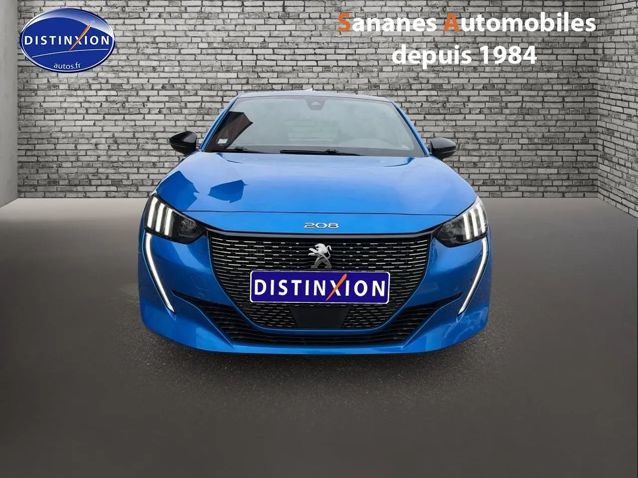 Vue frontale d'une Peugeot 208 GT Line bleu clair avec feux LED et calandre noire brillante.