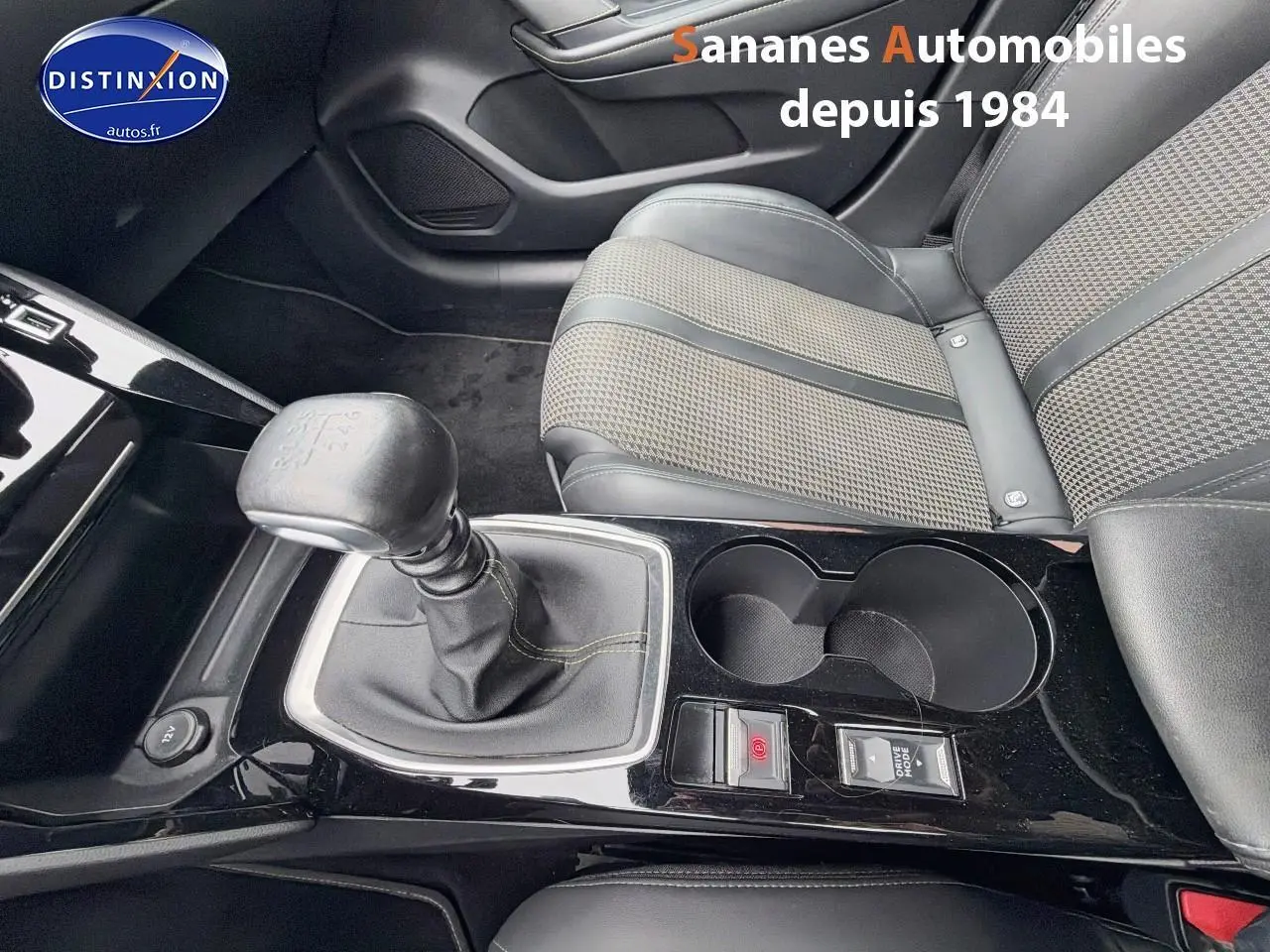 Gros plan sur la console centrale et le levier de vitesse manuel de la Peugeot 208 GT Line 2020, intérieur noir et tissu.