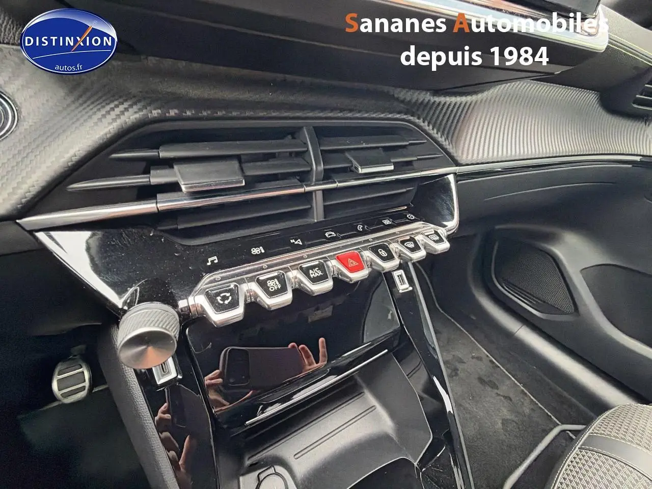 Vue intérieure côté passager du tableau de bord noir brillant de la Peugeot 208 GT Line 2020 avec commandes et aérateurs.