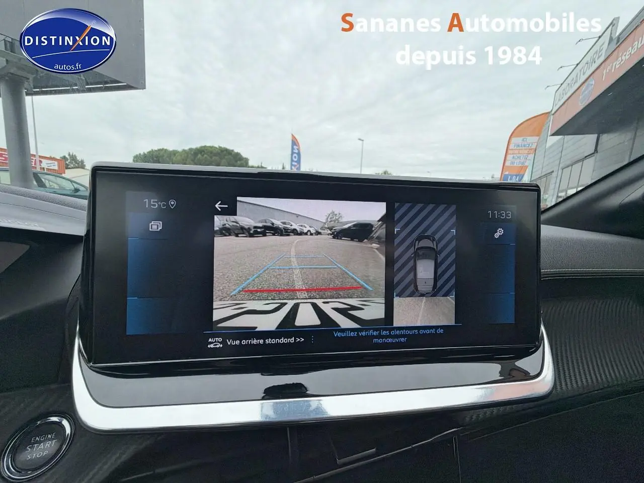 Écran tactile intérieur affichant la caméra de recul et l’aide au stationnement du Peugeot 208 GT Line 2020.