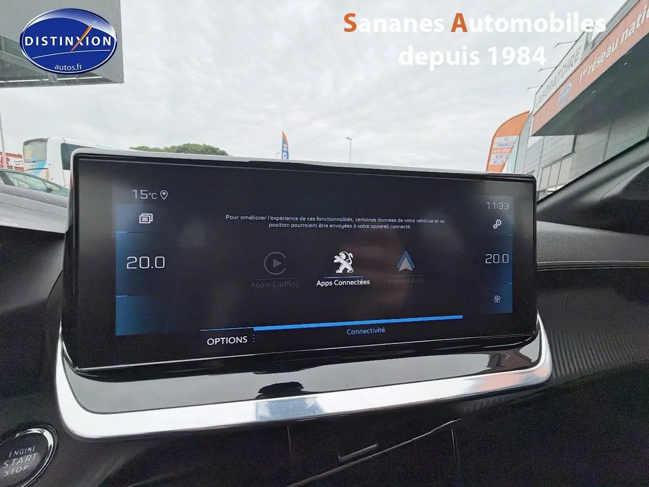 Écran tactile central du tableau de bord de la Peugeot 208 GT Line 2020, intérieur noir avec finitions chromées.