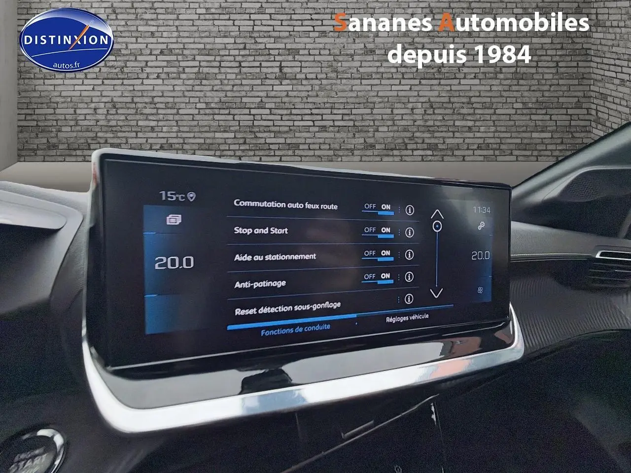 Écran tactile central de la Peugeot 208 GT Line 2020 affichant les réglages d'aide à la conduite, vue intérieure frontale.