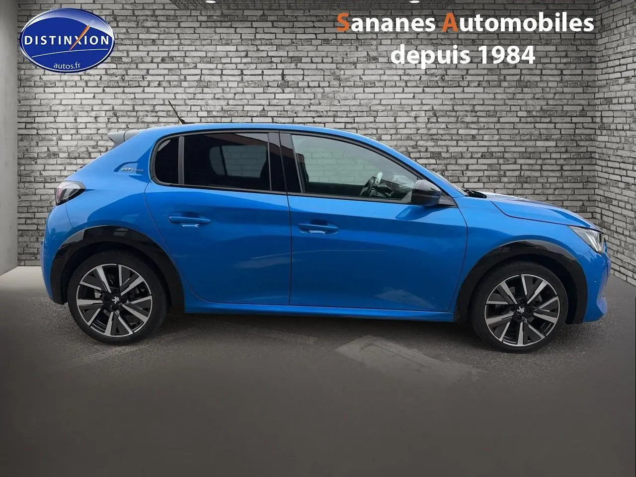 Profil droit de la Peugeot 208 GT Line 2020 en bleu clair avec jantes alliage et rétroviseurs noirs brillants.