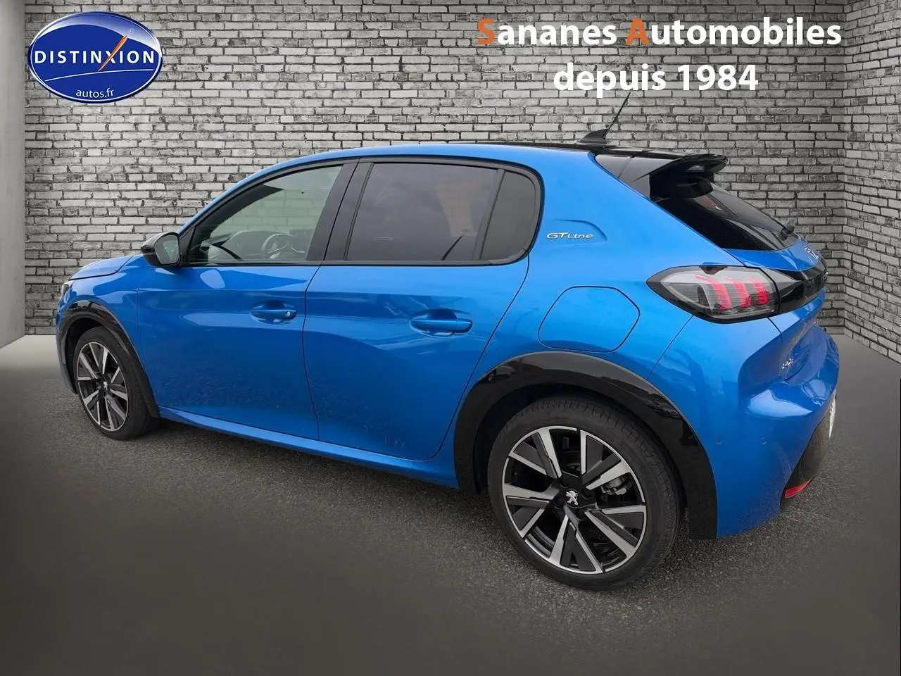 Peugeot 208 GT Line bleu clair vue de profil droit, avec jantes alliage et feux arrière LED distinctifs.