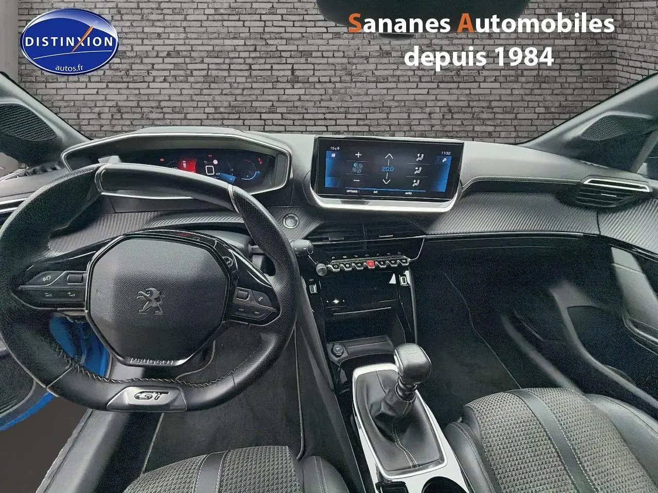 Intérieur Peugeot 208 GT Line 2020 vu du poste de conduite, volant cuir GT et écran tactile central lumineux.
