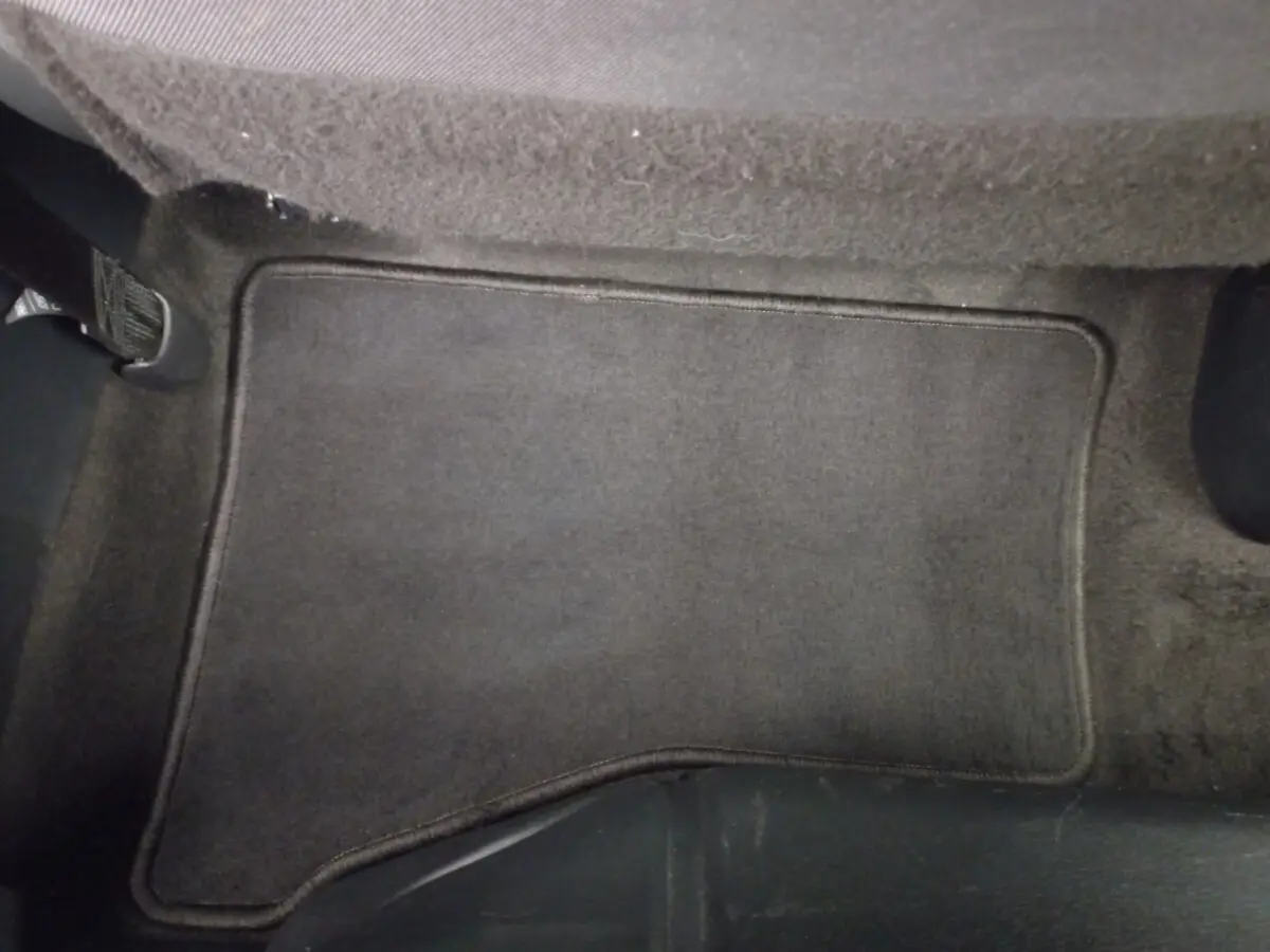 Tapis de sol noir côté conducteur de la Toyota Yaris 1.5 VVT-I HYBRID France Business 2019.