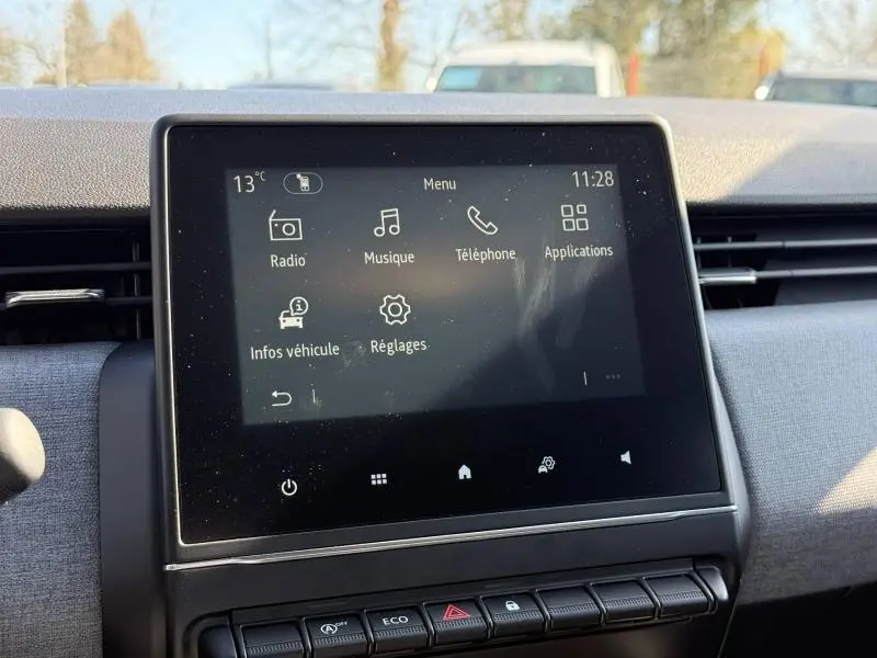 Écran tactile central affichant le menu multimédia dans l'habitacle d'une Renault Clio 1.0 TCe gris Schiste.