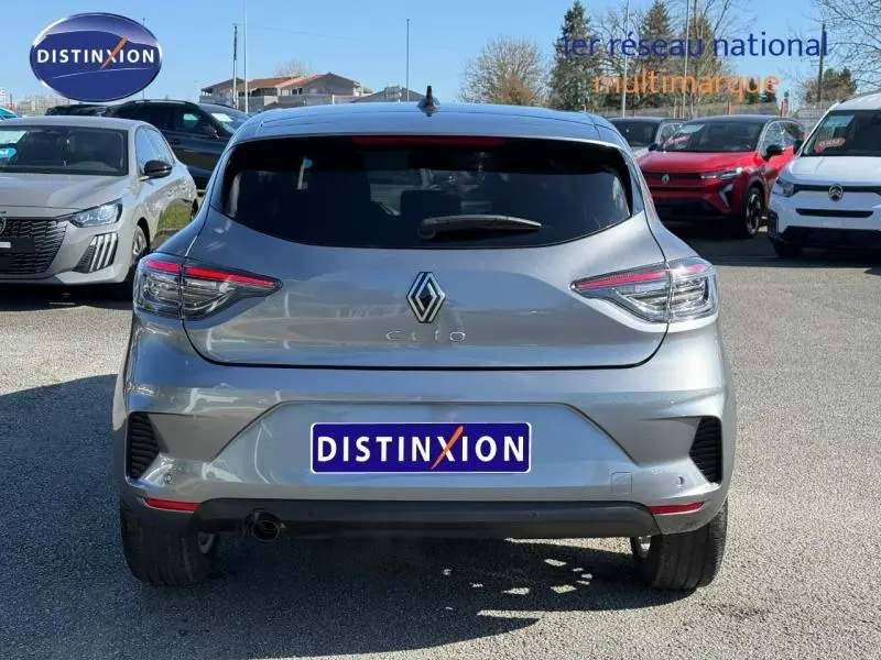 Vue arrière d'une Renault Clio 1.0 TCe 90ch Evolution gris schiste, avec feux arrière LED et lunette arrière surteintée.