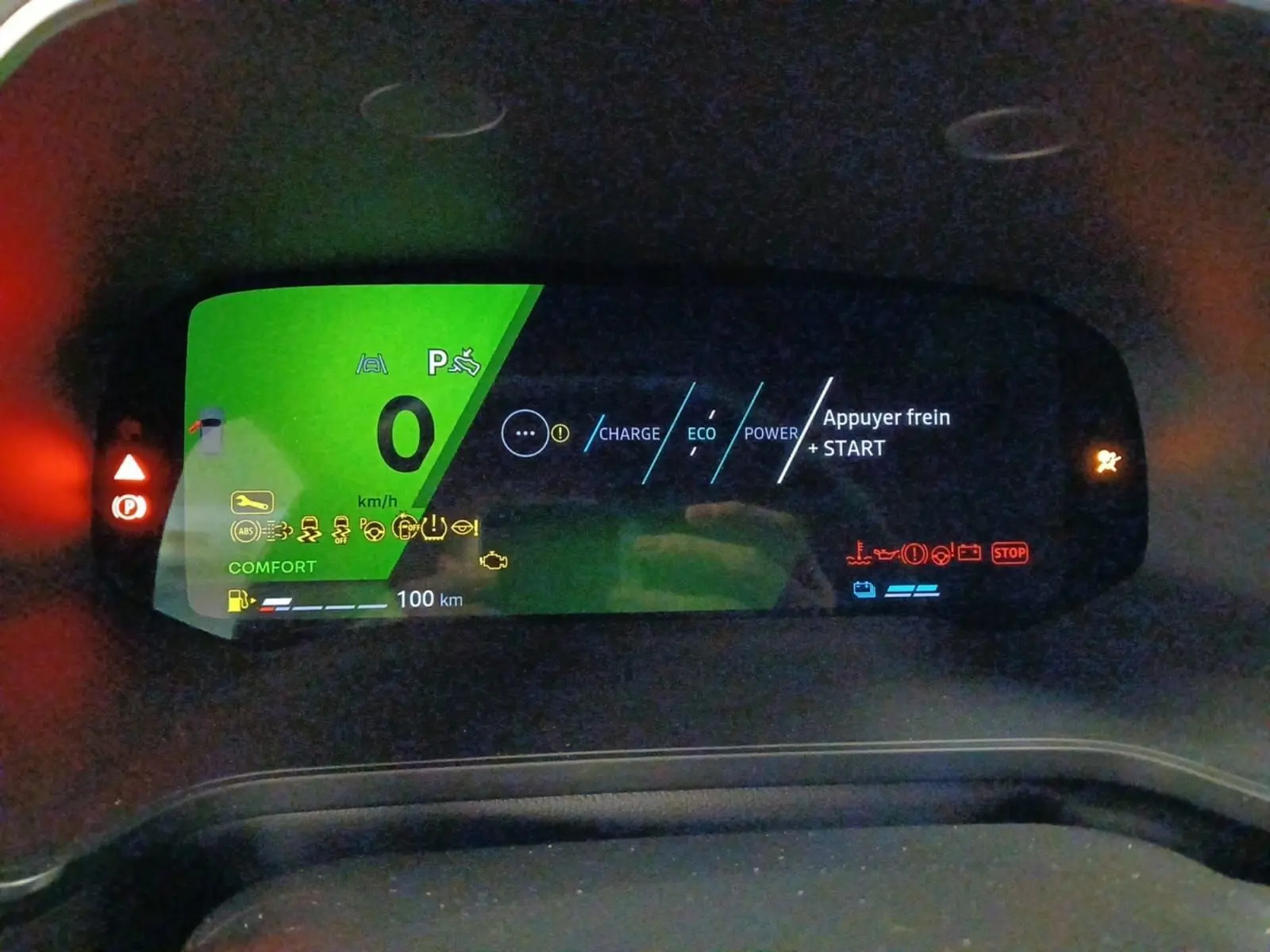 Tableau de bord numérique du Renault Symbioz 2025 en mode confort, affichant 0 km/h et indicateurs hybrides colorés.