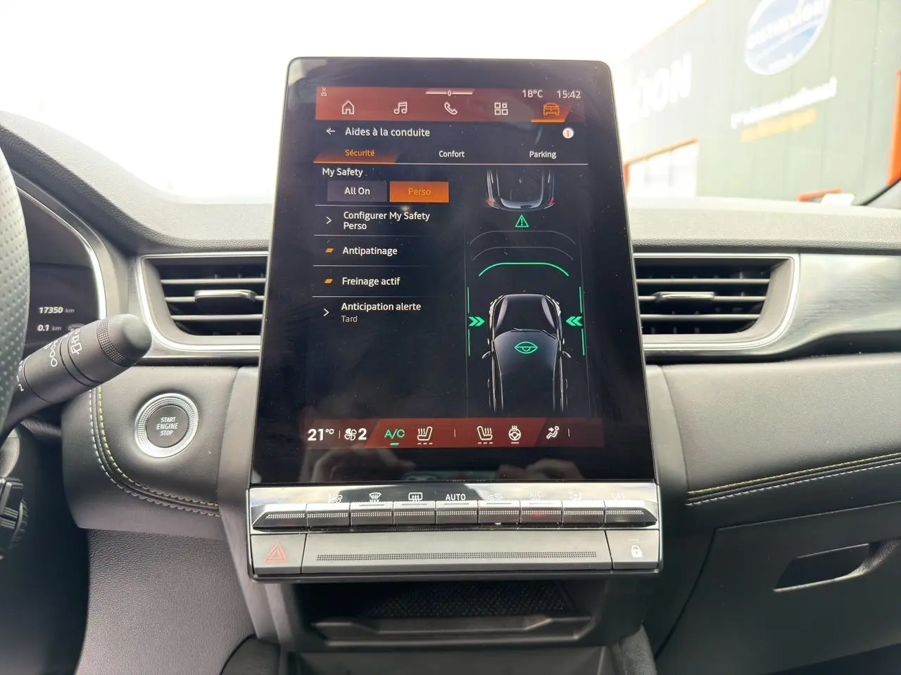 Vue rapprochée de l’écran tactile central du Renault Symbioz 2025, affichant les aides à la conduite, dans un intérieur noir.