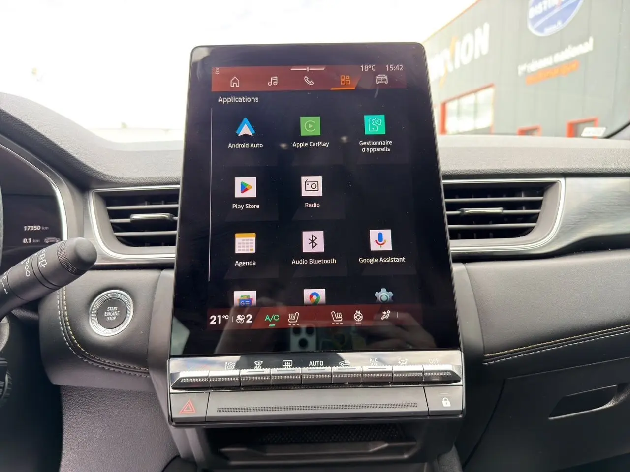 Écran tactile central du tableau de bord de la Renault Symbioz E-Tech Full Hybrid 2025, avec commandes climatisation et interface connectée.