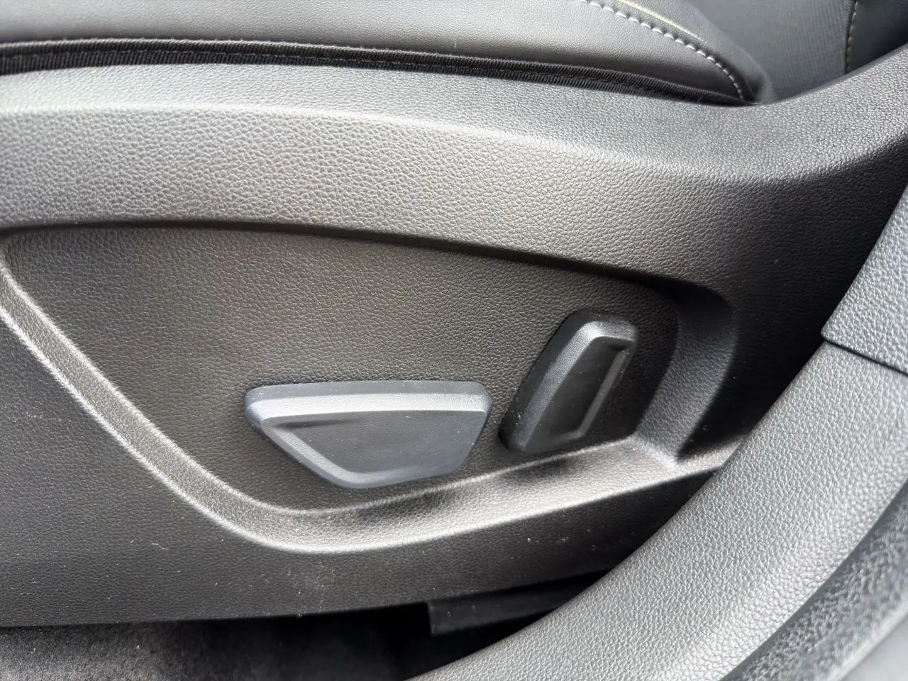 Détail des commandes de réglage électrique du siège côté gauche d’un Renault Symbioz E-Tech Full Hybrid 2025.