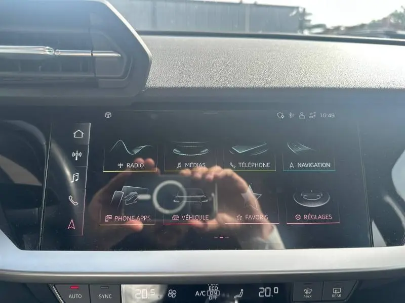 Écran tactile central de l’Audi A3 Sportback 35 TFSI 2022 affichant les menus radio, médias, téléphone et navigation.