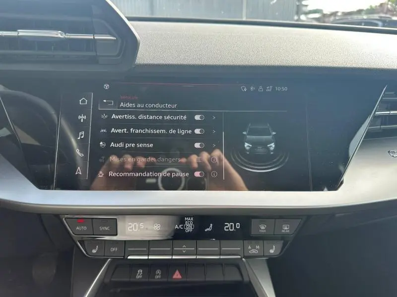 Vue rapprochée de l’écran tactile central de l’Audi A3 Sportback 35 TFSI 2022 affichant les aides à la conduite.