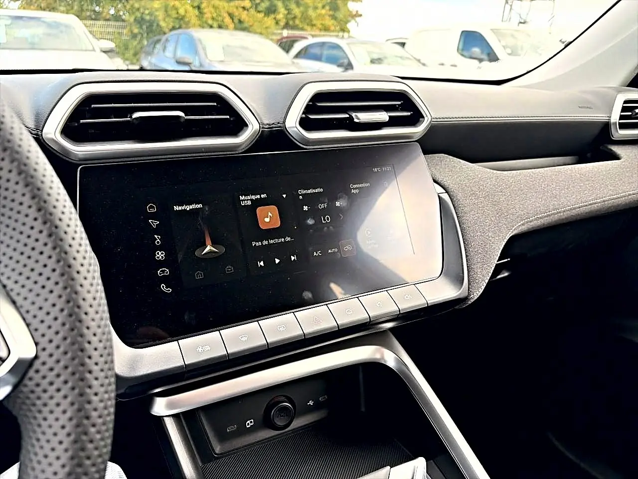 Vue intérieure du tableau de bord du MG Motor ZS 1.5 hybrid 197, avec écran tactile et aérateurs hexagonaux.