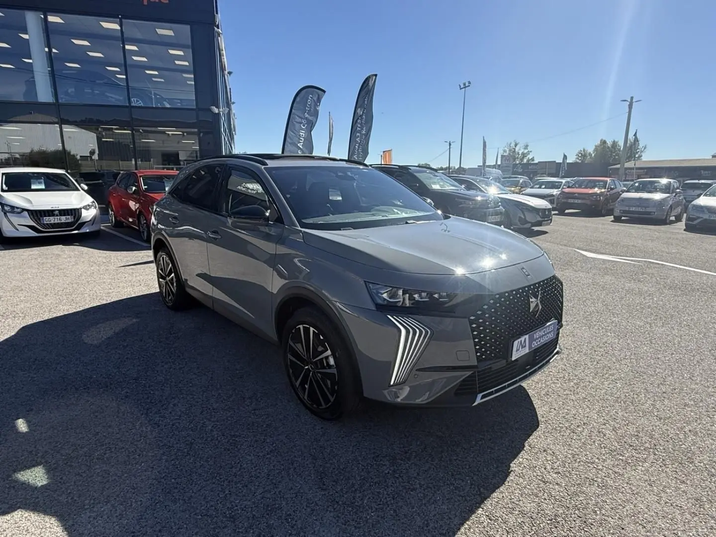 DS7 1.5 HDI 130cv Etoile gris métal en 3/4 avant droit, avec calandre distinctive et feux LED en forme de flèche.