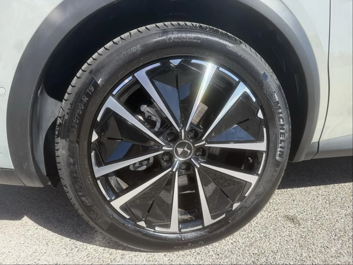 Gros plan sur la jante 19 pouces bicolore du DS7 1.5 HDI 130cv Etoile gris métal, avec pneu Michelin visible.