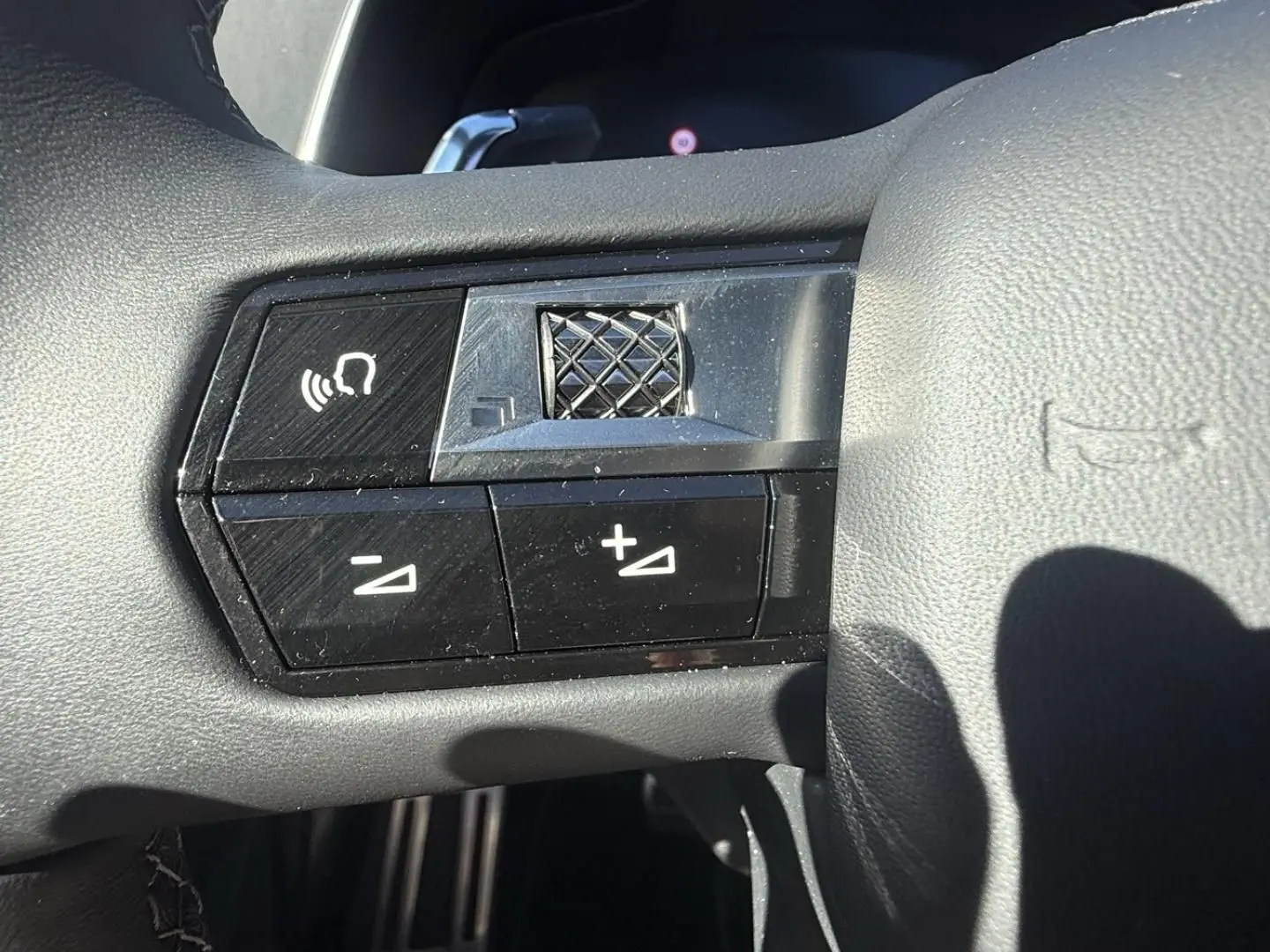 Gros plan sur les commandes de volume au volant côté gauche du DS7 1.5 HDI 130cv Gris Métal 2025.