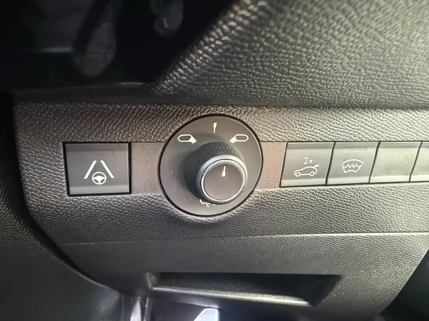 Gros plan sur les commandes intérieures noires du DS7 1.5 HDI 130cv Etoile 2025, avec bouton de réglage des rétroviseurs.