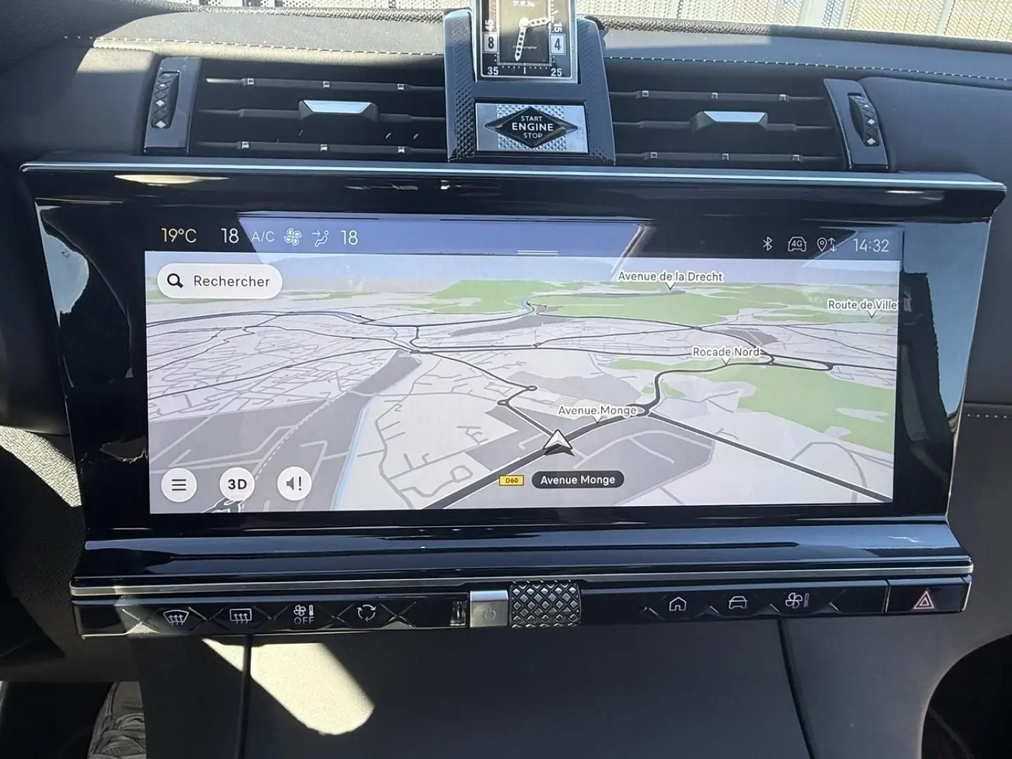 Vue rapprochée de l’écran tactile central du DS7 1.5 HDI 130cv gris métal, affichant la navigation GPS et la commande Start Engine.